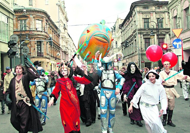 Obcych, innych lubimy, jak maszerują w pochodzie Piotrkowską z okazji jakiegoś festiwalu. Na co dzień trudniej nam ich zaakceptować