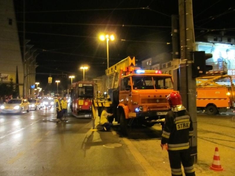 Na Kazimierza Wielkiego wykoleił się tramwaj (ZDJĘCIA)