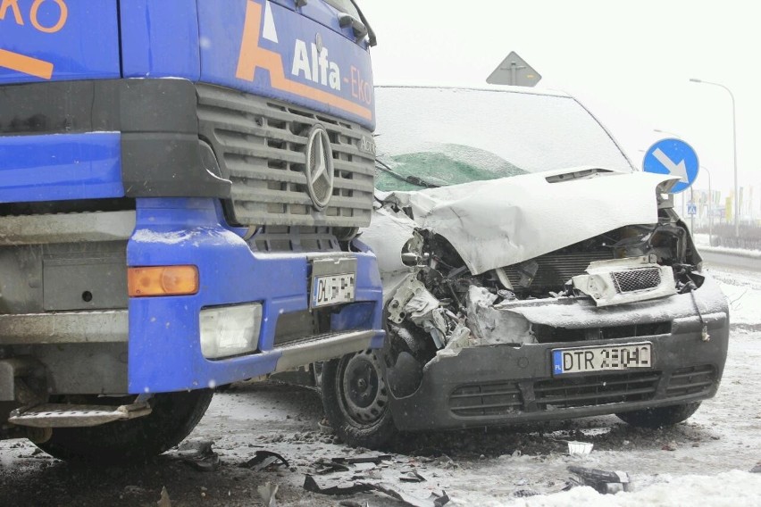 Wrocław: Wypadek na Granicznej. Dwie osoby ranne po zderzeniu ciężarówki i busa (ZDJĘCIA)