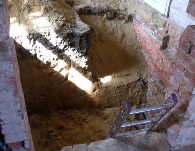 W tym pomieszczeniu znaleziono kości niezidentyfikowanej jeszcze osoby. Były przysypane wapnem i piaskiem