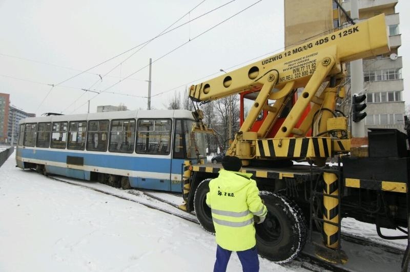 Wrocław: Tysiące ludzi nie dojechały do pracy, bo wykoleił się tramwaj (LIST, ZDJĘCIA)