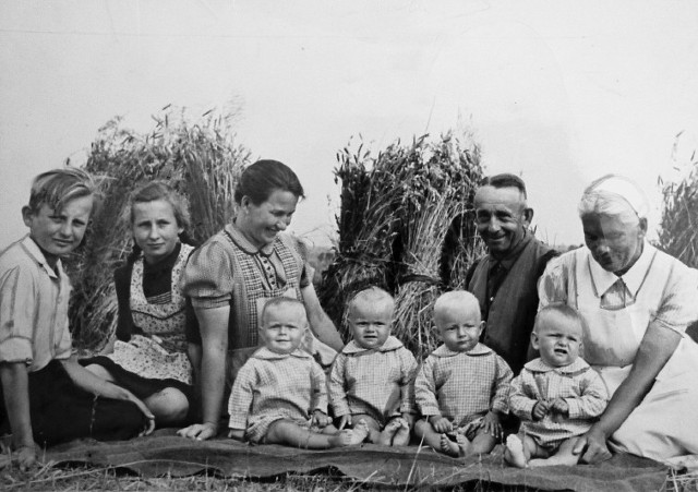Śląskie czworaczki spod Lublińca -  Bolek, Marysia, Jadzia i Małgosia urodziły się w 1947 roku. Po wojnie Polska potrzebowała dużo dzieci
