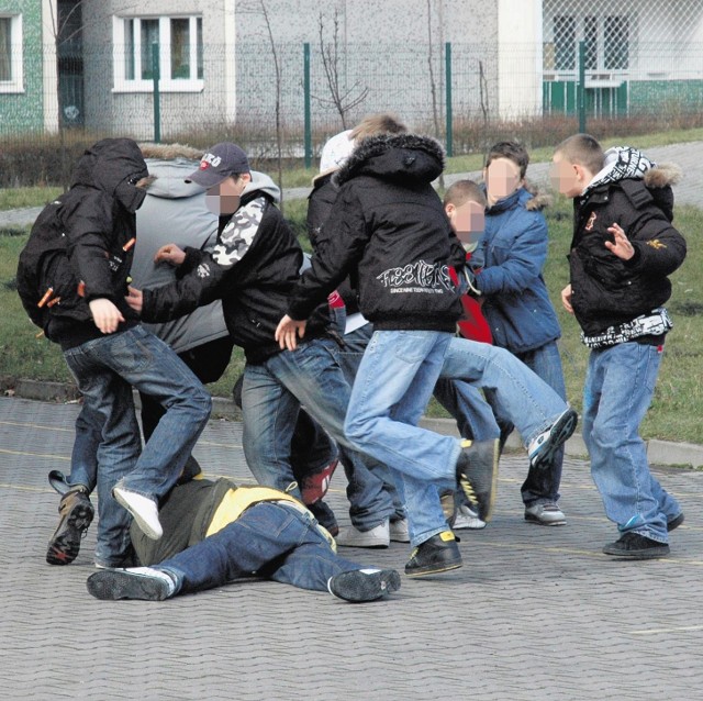 Agresywne zachowanie uczniów często wymyka im się  spod kontroli. Niewinna sprzeczka może okazać się przyczynkiem do bójki,  a ta z kolei może mieć tragiczne konsekwencje, nie tylko dla ofiary, ale i sprawcy pobicia