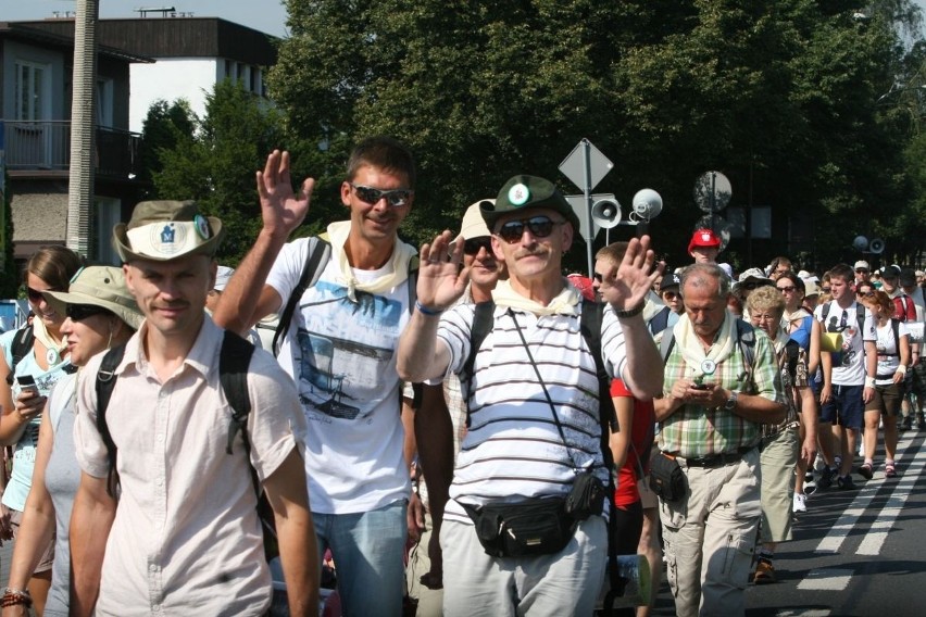 Cztery tysiące pielgrzymów z Rybnika jest już w drodze na Jasną Górę [ZDJĘCIA]