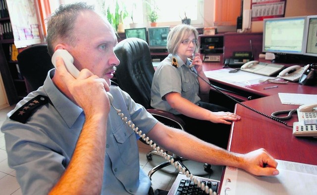 Oficerowie dyżurni legnickiej straży odbierają codziennie głuche telefony od maluchów
