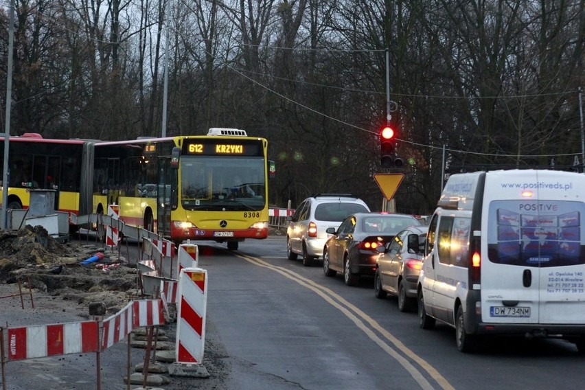 Po zmianie organizacji ruchu autobusy MPK ledwo mieszczą się na Ołtaszyńskiej (ZDJĘCIA)