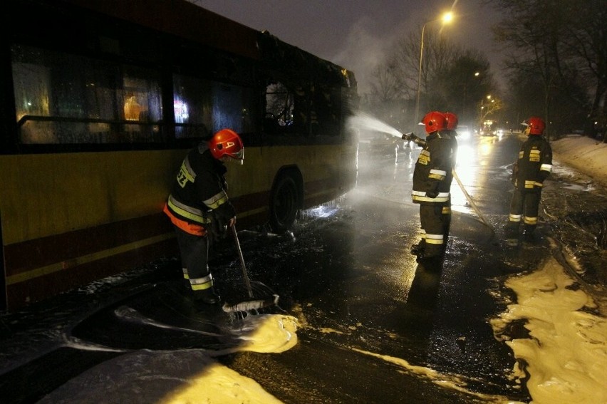 Wrocław: Pożar autobusu linii 149 na ul. Strzegomskiej (ZDJĘCIA)