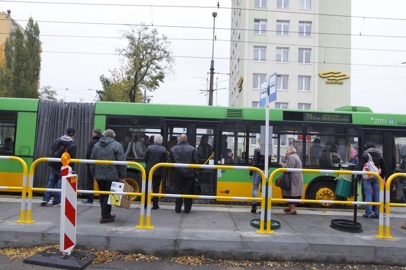 Pasażerowie chcą wiaty nad tymczasowymi przystankami na Głogowskiej. Co na to ZDM?  