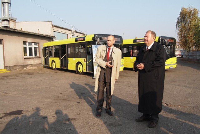 Tomasz Budasz i prezydent Gniezna Jacek Kowalski stoją przed autobusami, w których będzie można posłuchać audiobooków.