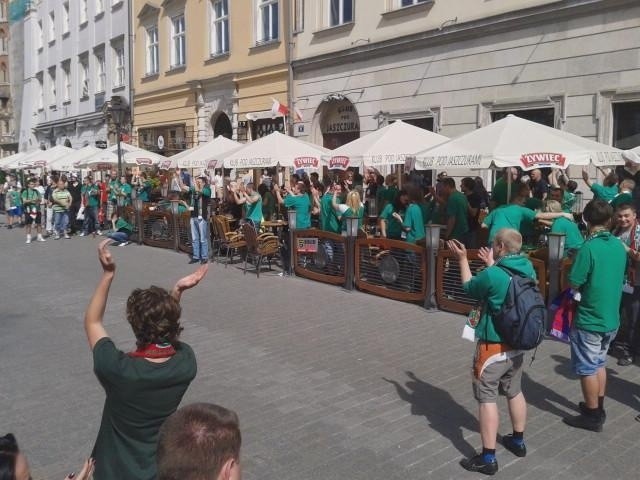 Wrocławscy kibice już rządzą na krakowskim Rynku (ZDJĘCIA)