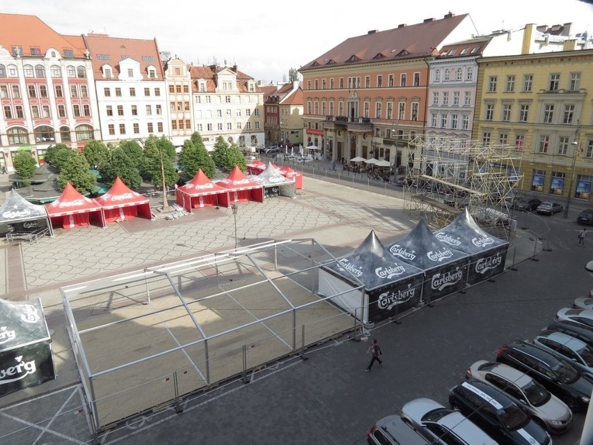 Wrocław: Strefa kibica rośnie, a Rynku ubywa (ZDJĘCIA)