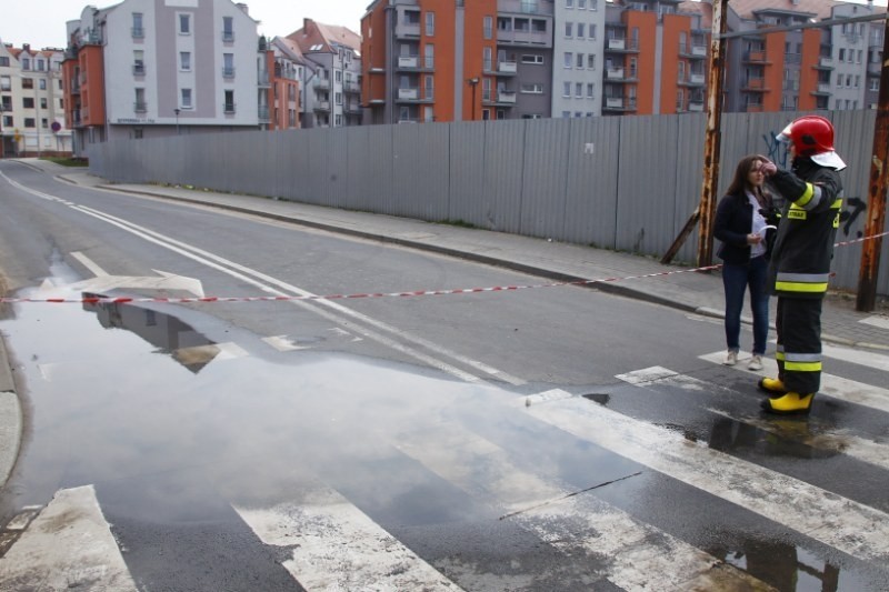 Woda wymyła jezdnię i wyrwała dziurę na Garbarach