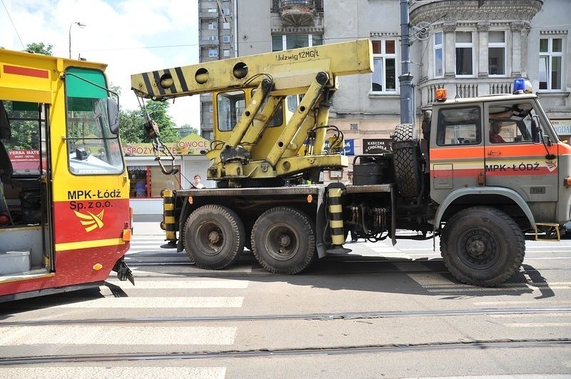 Wykolejenie tramwaju na rogu Piotrkowskiej i Żwirki w Łodzi