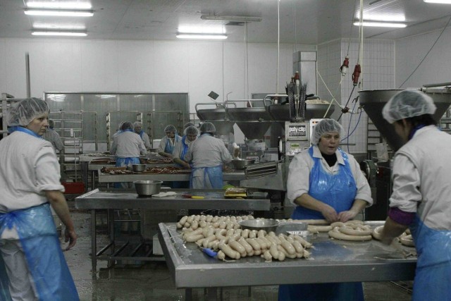 Mięsne Zakłady Duda Bis w Milowicach to jeden z największych pracodawców w mieście. Pracuje tu około  tysiąc ludzi