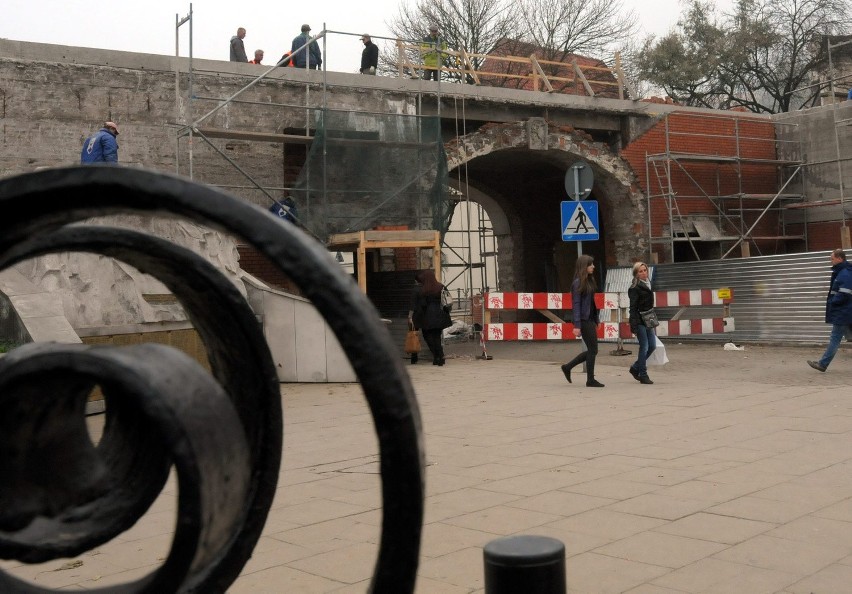 Remont traktu królewskiego: Lublinianie łamią zakaz przejścia (ZDJĘCIA)