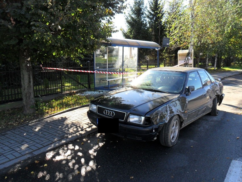 Tuchów: auto wjechało w przystanek, dwie nastolatki ranne [ZDJĘCIA]