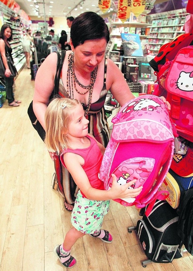 7-letnia Matylda Terechowicz podziwia plecak w Notabene