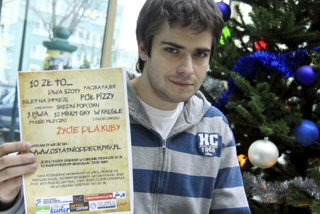 Kuba Bielak z plakatem, który ma mu pomóc zebrać pieniądze na przeszczep płuc