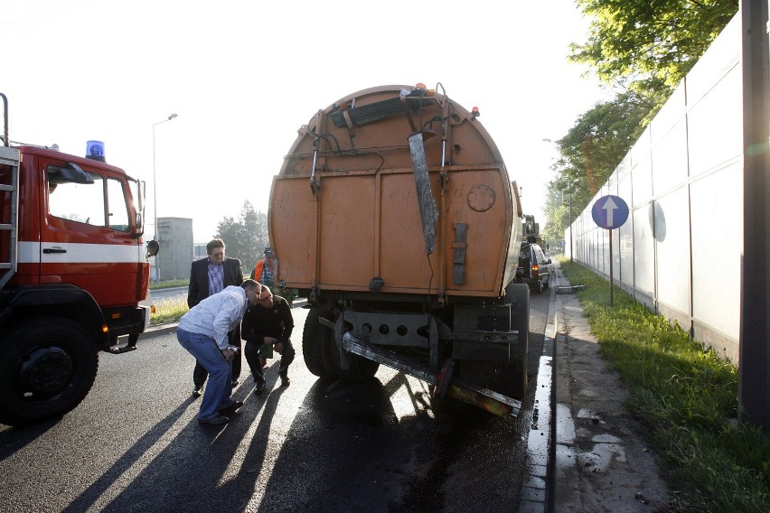 Legnica: Tir wjechał w zamiatarkę ulic (ZDJĘCIA)