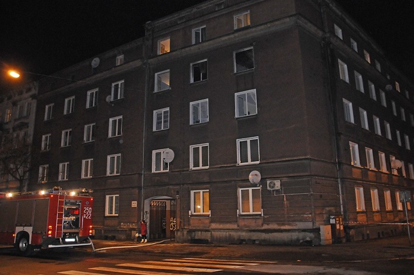 Pożar wybuchł w piątek późnym wieczorem w mieszkaniu na...