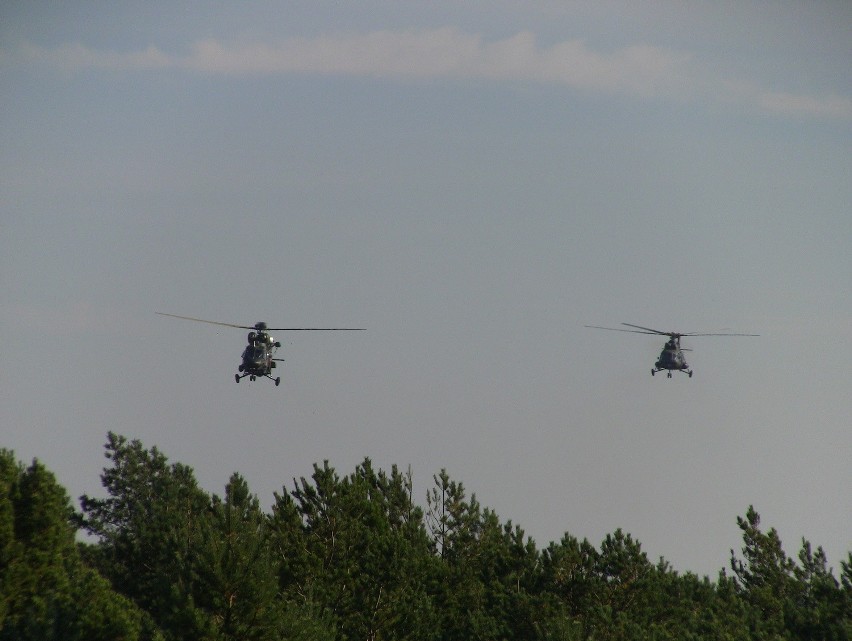 Helikoptery lecą na ratunek zestrzelonym pilotom myśliwców.