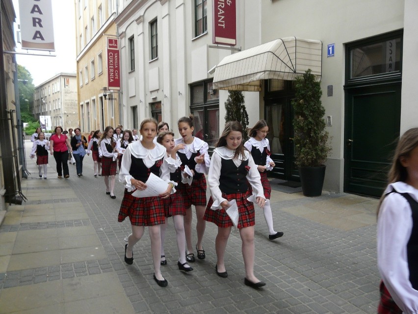 Lublin: Chóry szkolne śpiewały na schodach ratusza (WIDEO, FOTO)