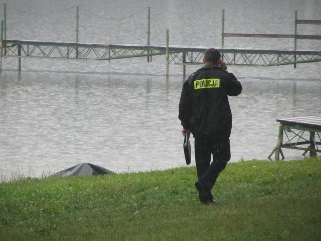 Ciało kobiety znaleziono w jeziorze w niedzielę rano.