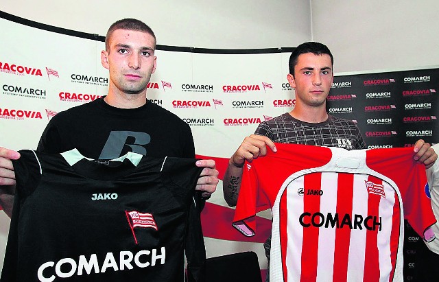 Serbowie Milos Budaković (z lewej) i Milos Kosanović - nowi zawodnicy "Pasów"