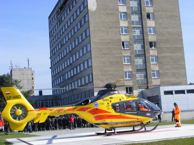 Na lądowisku przy szpitalu w Puszczykowie lądują śmigłowce typu eurocopter