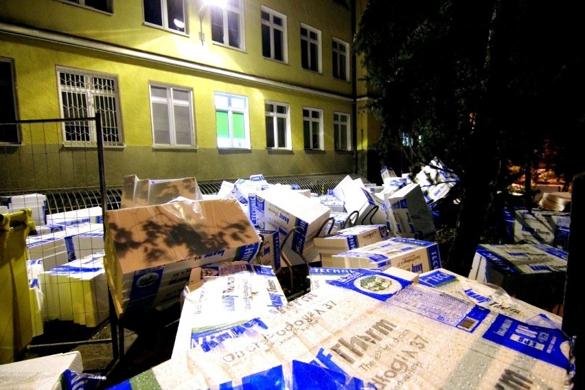 Porywisty wiatr we Wrocławiu: Styropian poleciał z dachu szkoły (ZDJĘCIA)
