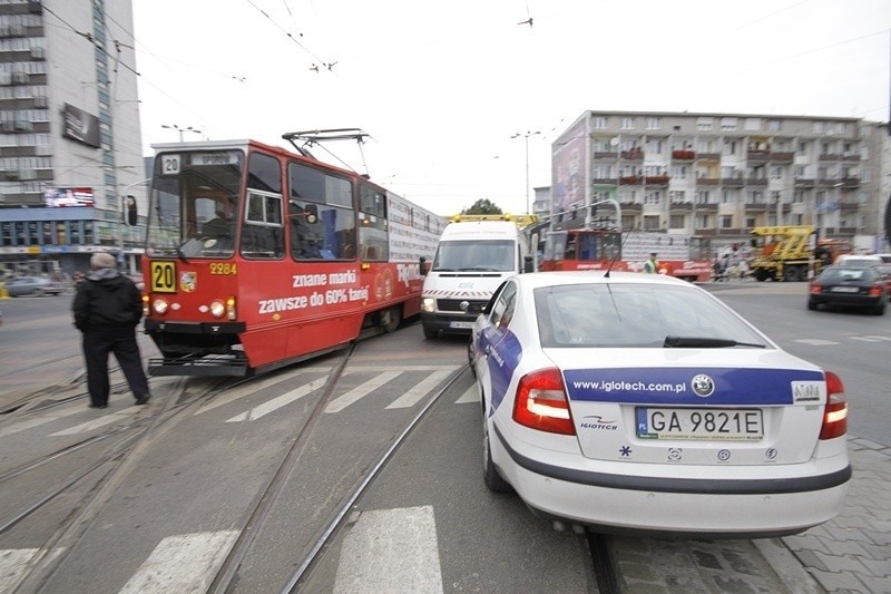 Wrocław: Tramwaj wypadł z szyn na pl. Legionów