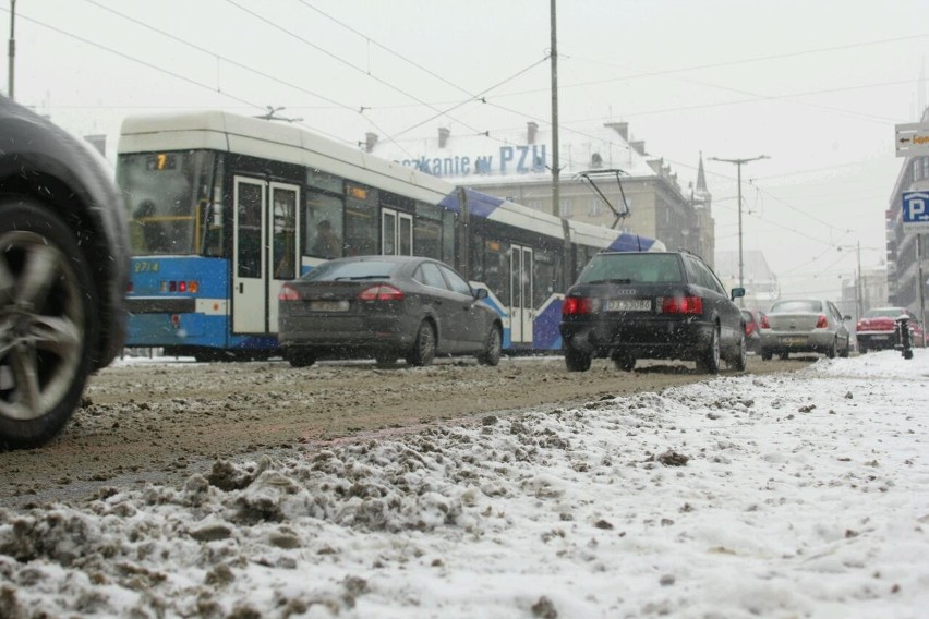 Zima sparaliżowała Wrocław. Pługi usuwały błoto pośniegowe, były kolizje