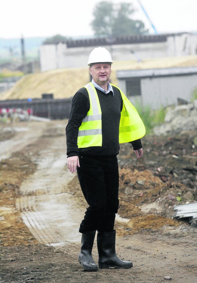 Prezydent Lubina Robert Raczyński na budowie obwodnicy południowej miasta, o którą toczy bój z marszałkiem