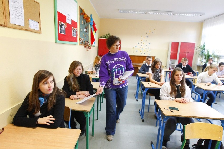 Uczniowie gimnazjum nr 50 w Poznaniu piszą próbne testy