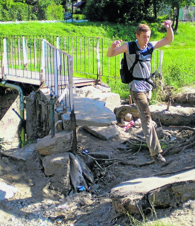 W takich warunkach nietrudno o groźny upadek. Zwłaszcza że z kładki korzystają też dzieci