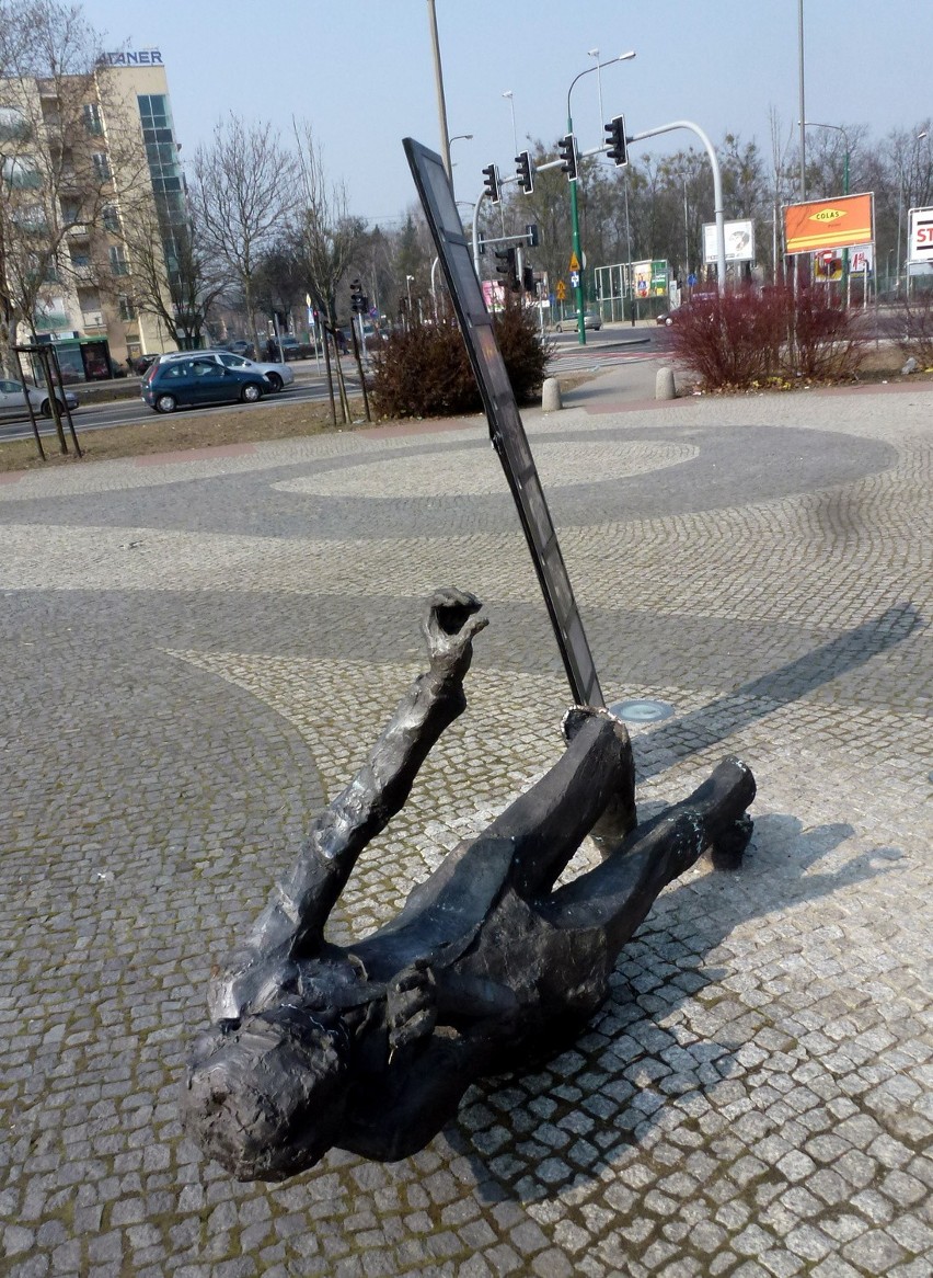 Poznań: Zniszczony pomnik Krzysztofa Komedy [ZDJĘCIA]