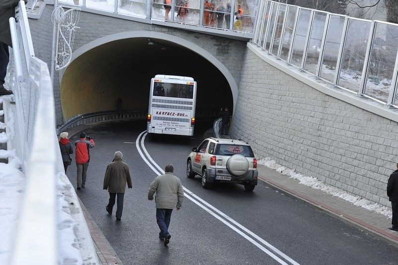 Karpacz: Otworzyli nowy tunel. Górą jadą narciarze, dołem samochody (ZDJĘCIA)