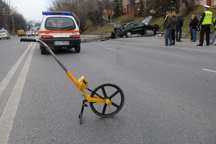 Dr. Męcz. Majdanka: Auto wjechało w słup trakcji (WIDEO)