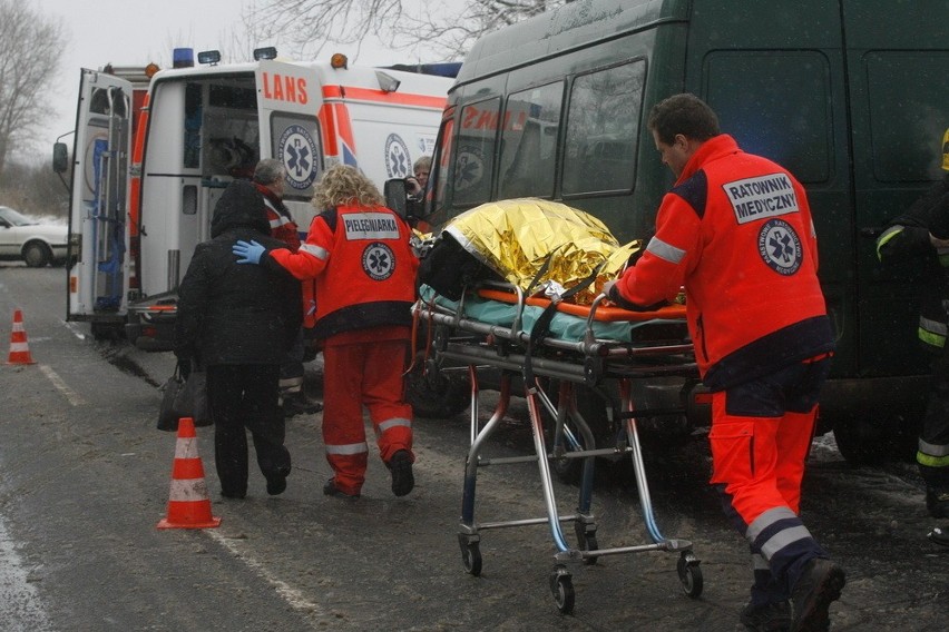 Bus koziołkował na drodze Lubin - Legnica. Osiem osób zostało rannych (FOTO)