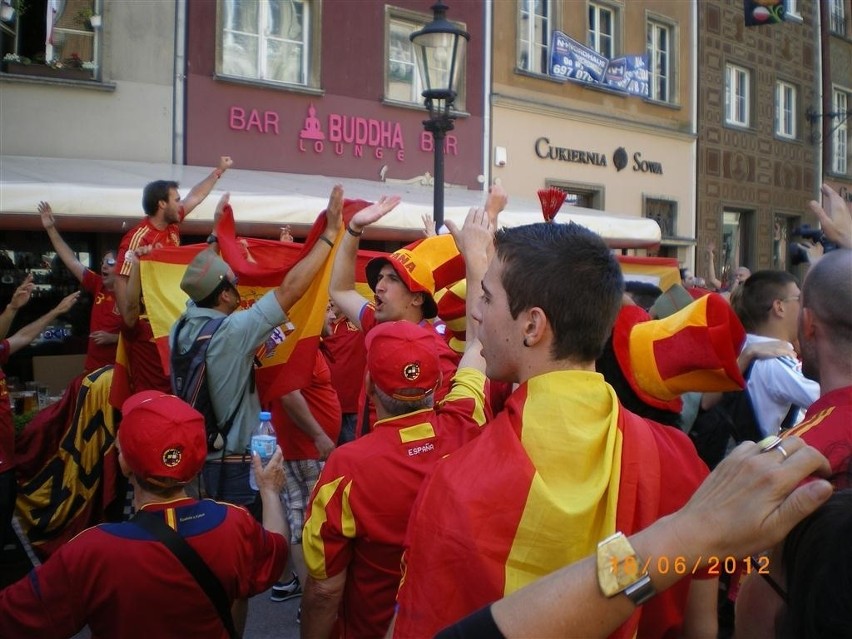18.06.2012: Hiszpańscy i chorwaccy kibice bawią się na...