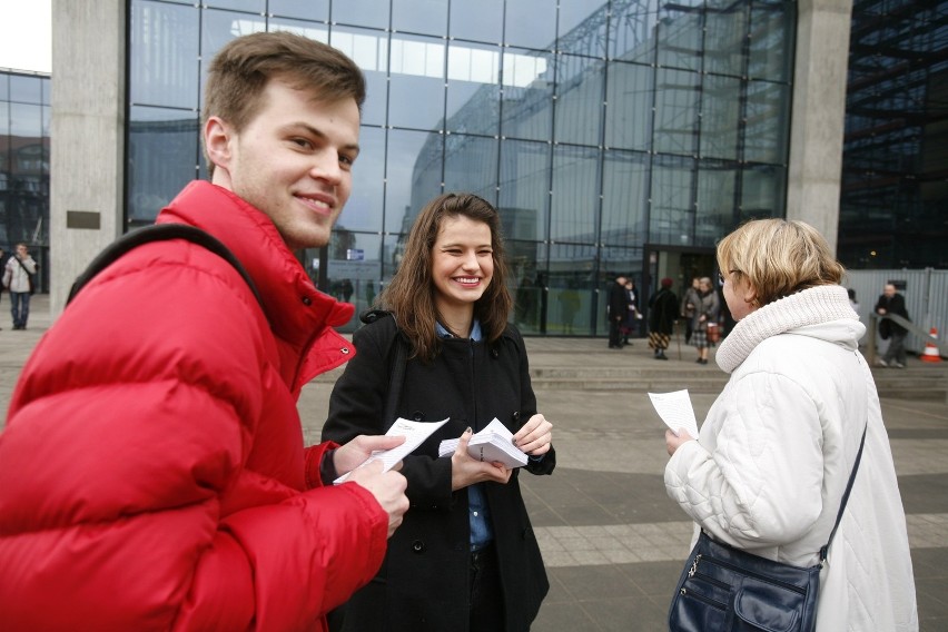 Katowice: Młodzi Demokraci rozdawali ulotki przypominające o Stalinogrodzie [ZDJĘCIA]