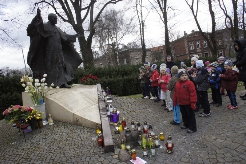 Poznaniacy odwiedzali pomnik Jana Pawła II na Ostrowie...