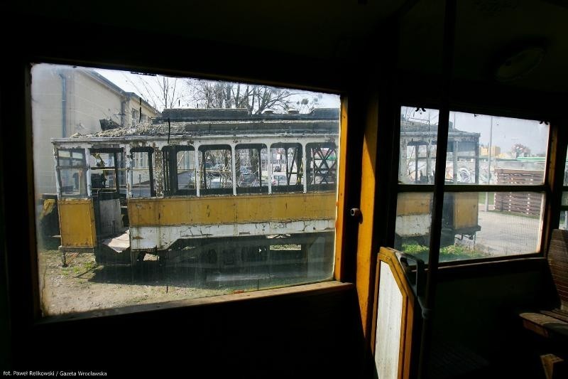 Cmentarzysko tramwajów we Wrocławiu. Zobacz jak niszczeją zabytki (ZDJĘCIA)