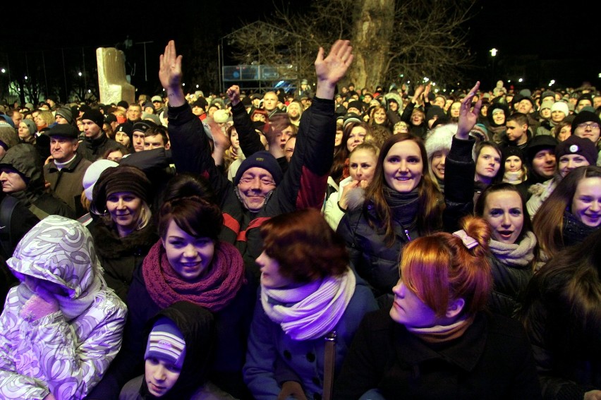 Sylwester 2012 na pl. Litewskim. Zobacz jak bawili się lublinianie (ZDJĘCIA, WIDEO)