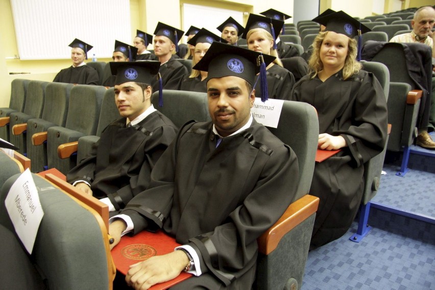 Dyplomy dla zagranicznych absolwentów UM (ZDJĘCIA)