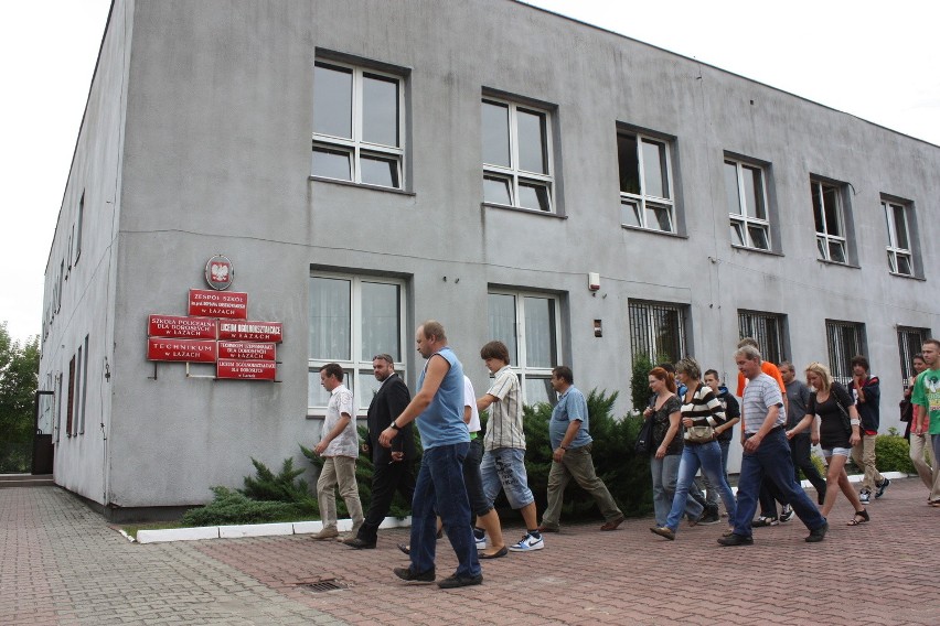 Protest rodziców uczniów ze szkoły w Łazach. Okupowali budynek starostwa [ZDJĘCIA]