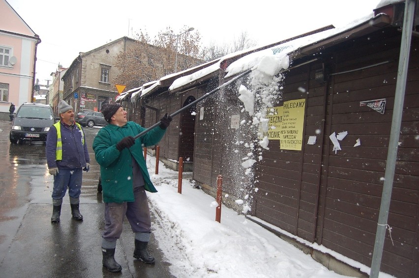 Na Burku z zalegającym na dachach kiosków śniegiem walczyło...