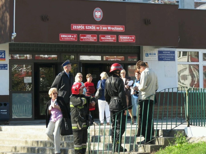 Ewakuacja szkoły przy ul. Szkockiej zakończona. Bomby nie znaleziono (ZDJĘCIA)