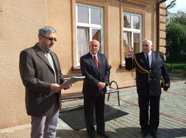 Adam Kaufman składa ślubowanie. Akt ślubowania czyta sekretarz miasta Marek Oleniacz