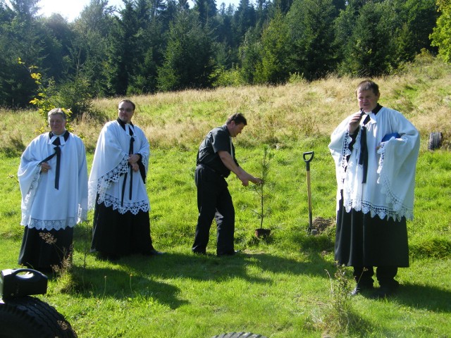 Po nabożeństwie w Ogrodzie Reformacji zostało zasadzone drzewko pokoju